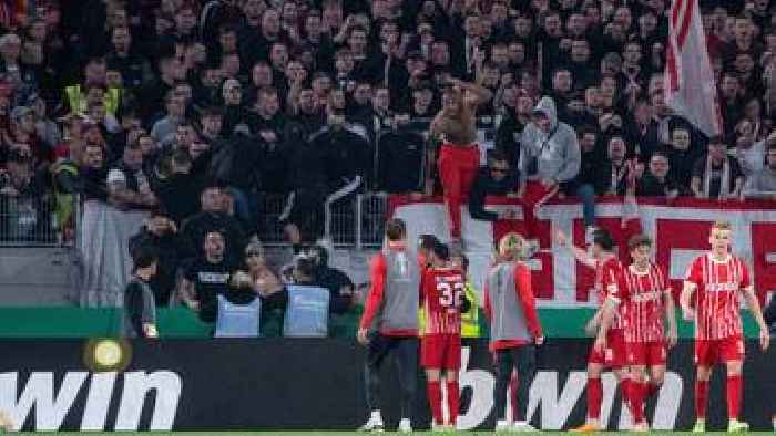 Bei Pokalspiel Gegen Leipzig Freiburg Droht Nach Skandal Wurf Eine