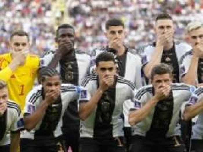 Fußball Wm In Katar Dfb Spieler Halten Sich Aus Protest Den Mund Zu News Deutschland 