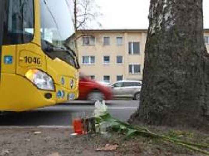 Unter Doppeldecker Eingeklemmt Busunfall In Berlin Mädchen Liefen Bei Rot Auf Die Straße