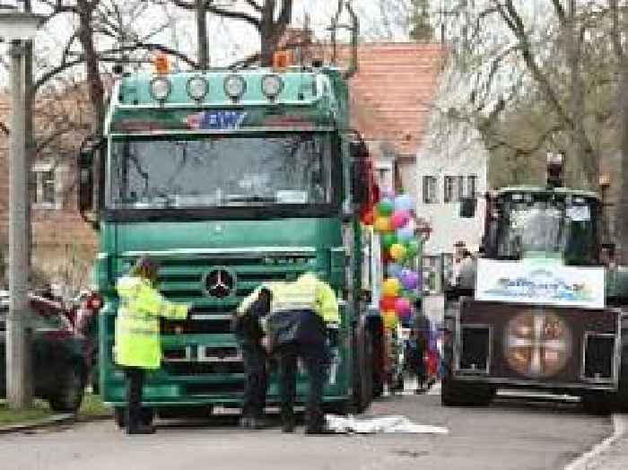 Mottowagen Verletzte Frau Schwer: 21-Jährige Stirbt Nach Unfall Bei ...