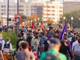 protest gegen höcke in dresden: demonstranten übertönen pegida-event