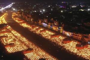 hunderttausende Öllampen zum lichterfest entzündet