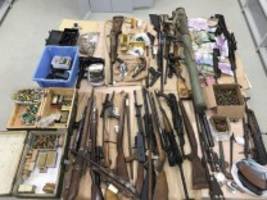 Kriegswaffen aus Ex-Jugoslawien: Acht Rechtsextremisten wegen Waffenschmuggels angeklagt