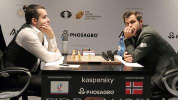 "Einige nervöse Momente" - Weltmeister Carlsen muss sich zum Auftakt der Schach-WM in Dubai mit Remis begnügen