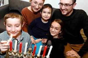 wie eine augsburger familie das jüdische lichterfest chanukka feiert