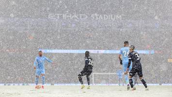 Internationaler Fußball - ManCity siegt im Schnee, Sancho trifft im Topspiel, Xavi bejubelt zweiten Liga-Dreier