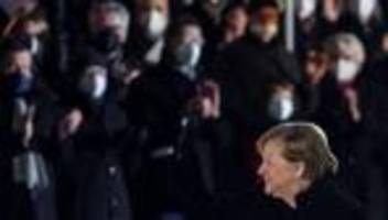 Angela Merkel: Kanzlerin wird mit Großem Zapfenstreich verabschiedet