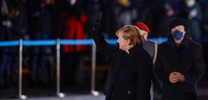 Angela Merkel beim Großen Zapfenstreich: Tschingderassabumm und Winkewinke