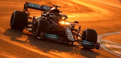 Formel 1 in Saudi-Arabien: Max Verstappen fährt in die Mauer, Lewis Hamilton auf die Pole