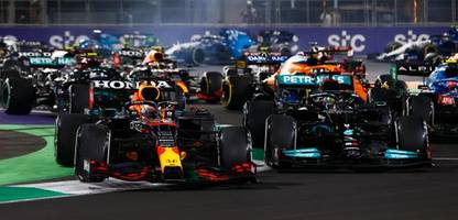Formel 1 in Saudi-Arabien: Lewis Hamilton gewinnt nach Kollision mit Max Verstappen