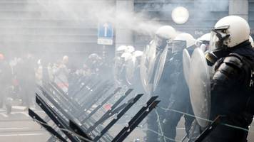 Krawalle in Belgien: Polizei setzt Wasserwerfer gegen Corona-Demo ein