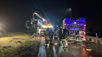 Auf der B253 - Horror-Crash in Hessen: Autos rasen frontal ineinander - fünf Menschen sterben