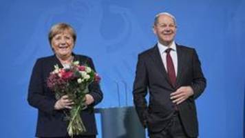 Merkel wünscht Scholz bei Amtsübergabe glückliche Hand
