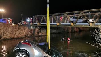 Unfälle: Zwei Autos versinken in Emden im Wasser