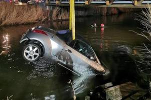 Zwei Autos versinken in Emden im Wasser