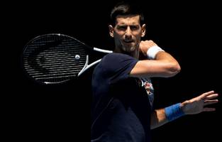 serbischer tennisstar novak djokovic in dubai gelandet