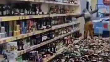 england: frau zerstört hunderte flaschen mit alkohol in supermarkt