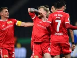 Pokalsieg gegen Hertha: Union tanzt Pogo auf frisch verlegtem Rollrasen