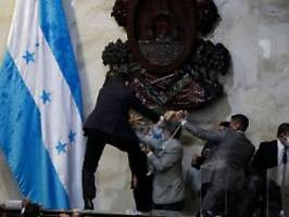 Abgeordnete brüllen Verräter: In Honduras’ Parlament fliegen die Fäuste