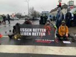 Klimaaktivisten blockieren erneut Autobahn-Zufahrten in Berlin