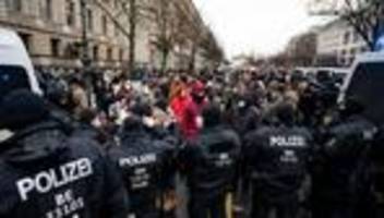 Berlin: Gegner der Impfpflicht protestieren vor Reichstag