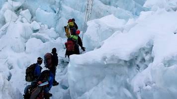 tourismus: bergsteiger suchen sichere route auf den mount everest