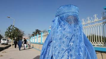 afghanistan: taliban zwingen frauen zum tragen einer burka