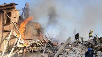 News zum Ukraine-Krieg: Luhansk: Offenbar 90 Dorfbewohner in Schule bombardiert