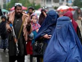 taliban führen burka-pflicht ein: in afghanistan fehlt es an widerstand
