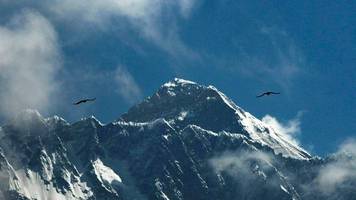 bergsteigen - rekord: sherpa bezwingt mount everest zum 26. mal