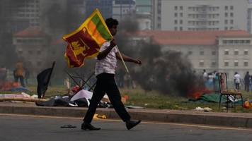 Gewalt bei Protesten - Sri Lanka: Demonstranten setzen Dutzende Häuser in Brand