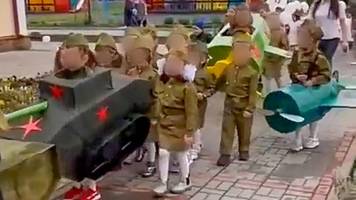 Russland: Kinder spielen Militärparade nach – mit irritierender Verkleidung