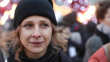 russland: wie pussy riot-mitglied aljochina vor putin geflohen ist