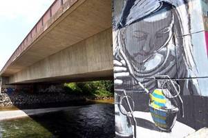 Dieser Künstler steckt hinter dem großen Antikriegsbild an der Lechbrücke