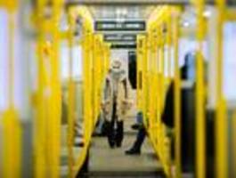 Verkehrsminister fordert Ende der Maskenpflicht in Flugzeug, Bus und Bahn