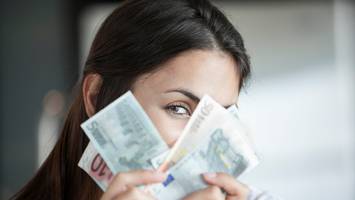 female finance  - geldanlagen für frauen: expertin erklärt, wieso wir keine „rosa finanzen“ brauchen