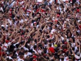 Stuttgart gelingt der Klassenerhalt: Jubelknäuel im wackelnden Stadion