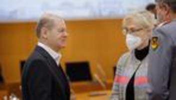 Bundesverteidigungsministerin: Olaf Scholz weist Kritik an Christine Lambrecht zurück