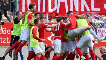 Im Fernduell mit Preußen Münster - Traditionsverein Rot-Weiss Essen steigt nach 14 Jahren wieder in die 3. Liga auf