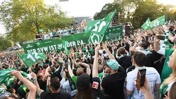 2. Liga: Werder steigt auf und feiert - Hamburger SV in Relegation