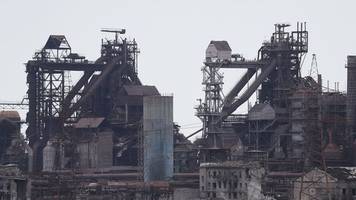 Krieg in der Ukraine: Erste Soldaten verlassen Asow-Stahlwerk in Mariupol
