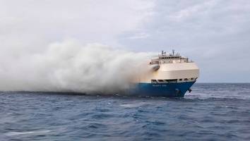Akkus brennen und verseuchen Wasser - „Felicity Ace“-Untergang: Experte warnt vor Elektroauto-Transporten auf dem Meer