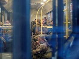 Der Kriegstag im Überblick: Schicksal von Asowstal-Gefangenen unklar - Macron verspricht Ukraine mehr Waffen