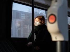 Corona-Pandemie: Weshalb Bayern an der Maskenpflicht in Bus und Bahn festhalten will