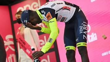 Giro d'Italia: Etappensieger Biniam Girmay schießt sich Korken ins Gesicht