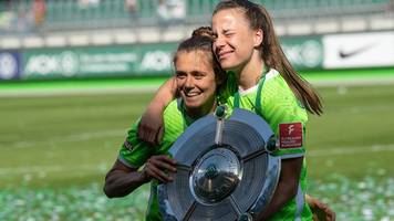 Wolfsburg feiert VfL-Frauen mit Titelparty vor Rathaus