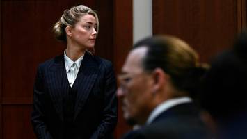 Im Zeugenstand  - Johnny Depp & Amber Heard: Warum er sie vor Gericht nicht in die Augen schaut