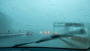 ADAC gibt Tipps - Unwetter im Anmarsch! Wie Autofahrer bei Sturm und Aquaplaning richtig reagieren