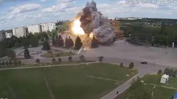 ++ Ukraine-Krieg im Newsblog ++ Russland: Russische Rakete soll Kulturzentrum zerstört haben