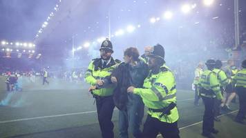 Everton-Fans stürmen vor Abpfiff den Platz – Trainer tritt zu